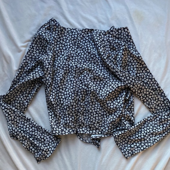 Black and white floral daisy Zara long sleeve blouse - Picture 7 of 8